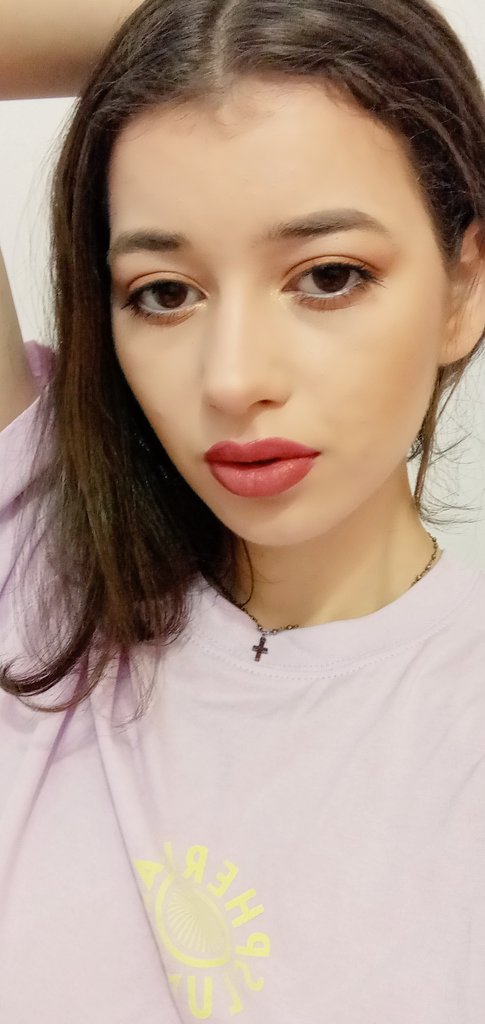 giselleakhtar's tweet photo. Guess who is back? 😋 #grilsfromstudio20 #linkinbio #modelstudio20 #makeup #biglips #red #redlips #browneyes #brunette #beauty https://t.co/NyPvmwvqQf
