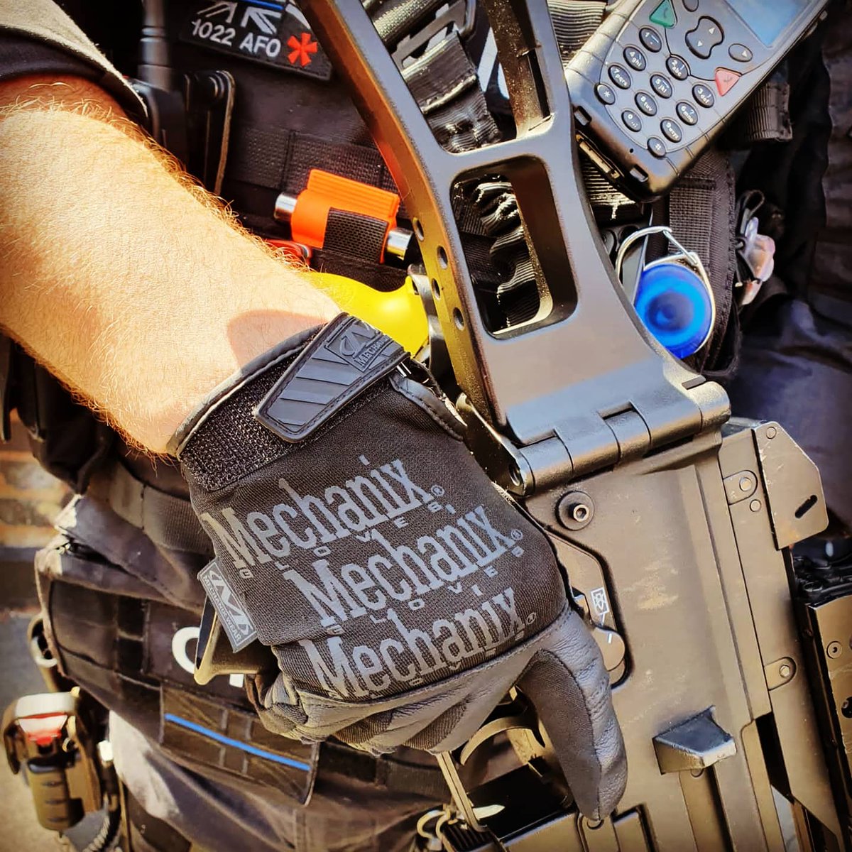We are pleased to announce that Mechanix wear have chosen to pair up with policelot to supply all our specialist safety gloves