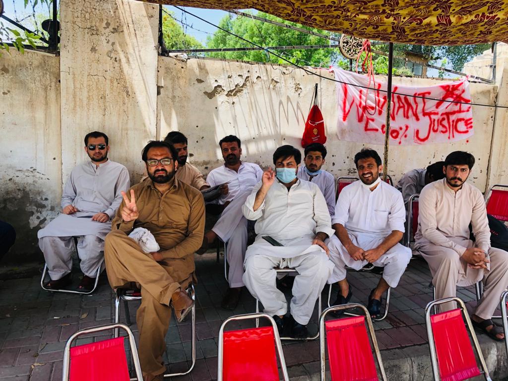 SohailW89862058's tweet photo. PMS aspirants of Peshawar sit-in are protesting against the unjust policy of KPSC since Monday.They are fully committed with the cause and will continue their sit-in tull their demands are dealt with. 
#day6
#dharnaofpmsaspirants 
#reject25candidatesperseatpolicy 
#KPPSCPMS https://t.co/8MlUP7C3RT