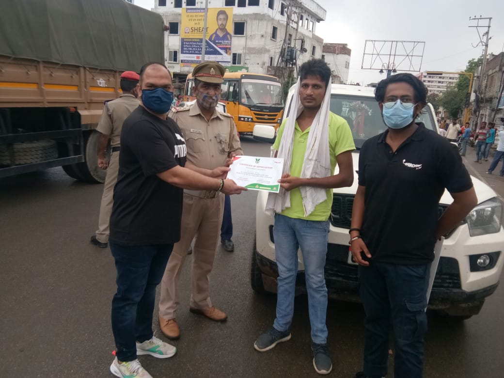 varanasitraffic's tweet photo. #ADCP_Traffic @Addldcp_traffic के निर्देशन में  यातायात पुलिस ने 98.3 एफएम रेडियो मिर्ची के साथ चलाया यातायात  जागरूकता अभियान  #CP_VNS  @SatishBharadwaj #UPPolice #VaranasiPoliceInNews @Uppolice @dgpup @UPGovt @CMOfficeUP @adgzonevaranasi @ANI @homeupgov https://t.co/QiYkwmdvm0