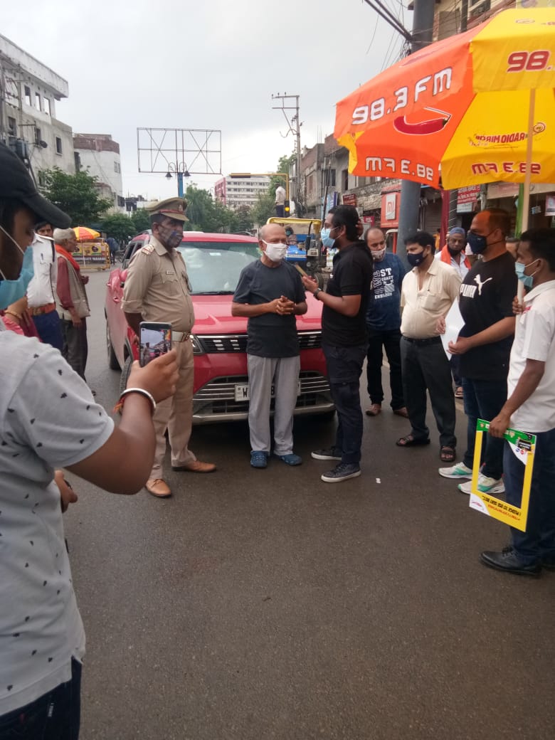 varanasitraffic's tweet photo. #ADCP_Traffic @Addldcp_traffic के निर्देशन में  यातायात पुलिस ने 98.3 एफएम रेडियो मिर्ची के साथ चलाया यातायात  जागरूकता अभियान  #CP_VNS  @SatishBharadwaj #UPPolice #VaranasiPoliceInNews @Uppolice @dgpup @UPGovt @CMOfficeUP @adgzonevaranasi @ANI @homeupgov https://t.co/QiYkwmdvm0