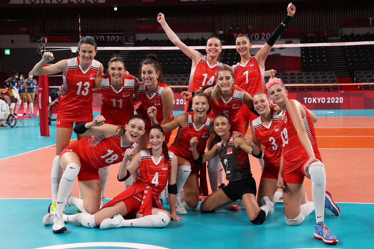 Arjantin'i 3-0 mağlup ederek #Tokyo2020  'de çeyrek finale yükselen ve Türk voleybol tarihinde bir ilke imza atan Kadın Voleybol Milli Takımımızı tebrik ederiz.

🇹🇷 #BizBiriz #FileninSultanları