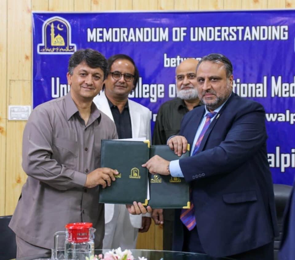 mateensarwarr's tweet photo. University Collage of Conventional Medicine Islamia University of Bahawalpur and Kamal Laboratories Rawalpindi sign MoU to promote teaching and industrial research, the signing ceremony was held in Rawalpindi today.
#iub #IUB #iubvc https://t.co/vJwuSdrvga