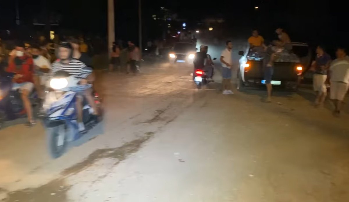 Dün gece Fethiye'mizdeki yangına halkımız yetkililerimize öyle bir destek verdi ki yangın kontrol altına alınabildi. 
Bir abimizin ayağı yanıyor, tedavi olmaya gidiyor. Bir bakıyoruz tedaviden sonra tekrar yardıma gelmiş. İyi ki varsınız..🙏
#fethiye