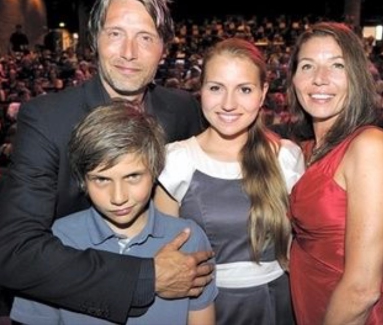 Мадс миккельсен и женс. Мадс миккельсен с семьей. Мадс миккельсен жена ханне якобсен. Мадс миккельсен жена. Актер макс михельсон с женой.