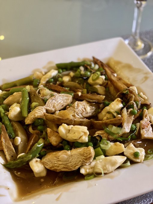 I love my homemade potientially healthy poutine lol 😍 Wanna taste ? 😋🤤 https://t.co/MzHLmh3O0w
