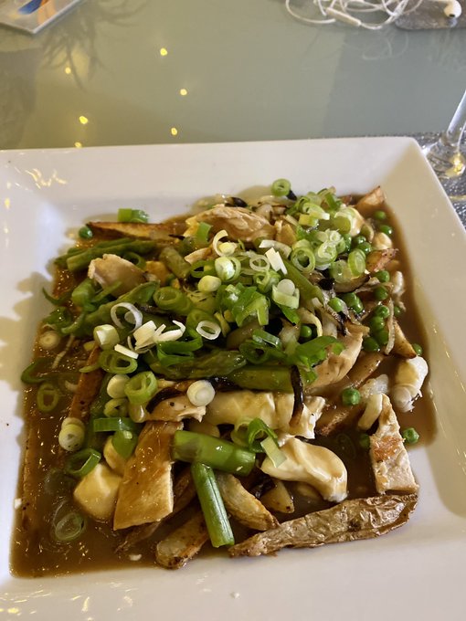 I love my homemade potientially healthy poutine lol 😍 Wanna taste ? 😋🤤 https://t.co/MzHLmh3O0w