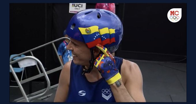 Leon_FC's tweet photo. Ves a Julio Mayora dando un mortal junto a las pesas.
A Yulimar Rojas dando bailecitos antes y después de saltar.
A Daniel Dhers siendo el risueño de las pistas de BMX...

El venezolano trae la locura arraigada en los genes.
Es algo que va más allá de lo que podemos controlar. https://t.co/vcCmYwKiam