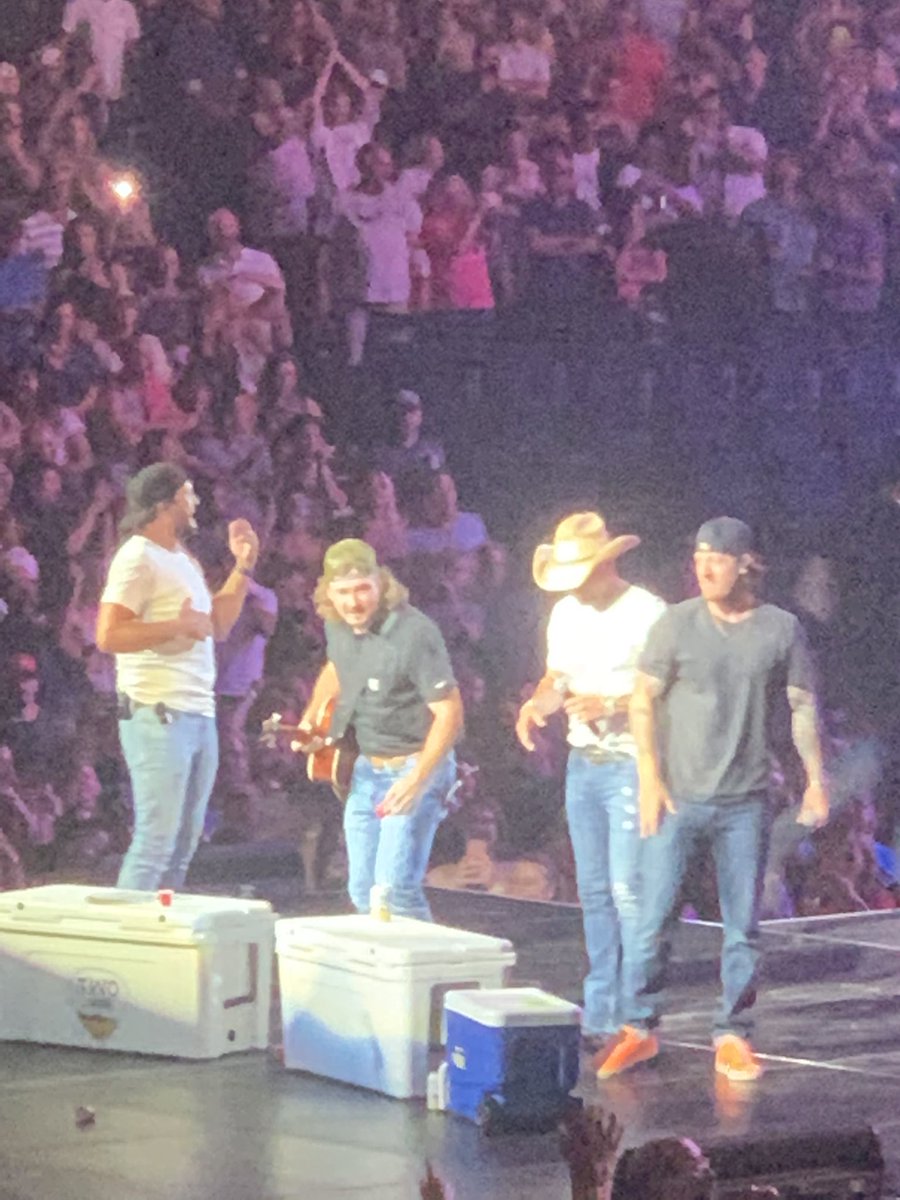 kaitlynscelzii's tweet photo. not my mom getting to see Morgan Wallen, Jason Aldean, Luke Bryan, and Florida Georgia Line in concert all at one time tonight… without me. 🥺✋🏼 https://t.co/kpv9cfbkpn