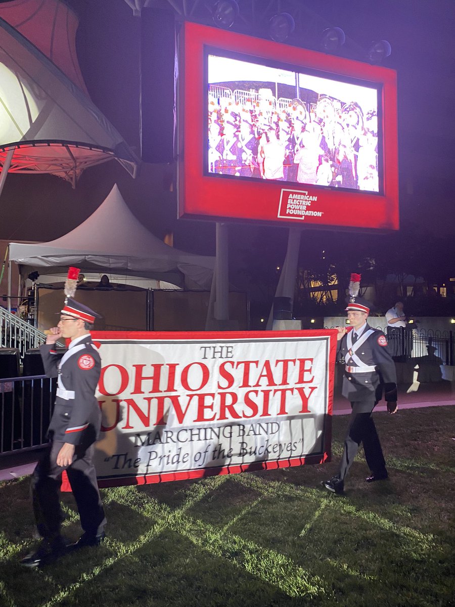1MsBLT1's tweet photo. Enjoyed an incredibly fun night w/family & friends! #PicnicWithThePops @TBDBITL.Thank you @ryantaylor33 & Alyssa for our Christmas gift #InJuly #Fireworks 🎇#34DaysButWhosCounting 🏈#GoBucks ⭕️🙌🏼📍⭕️ https://t.co/IC7dMiUa5r
