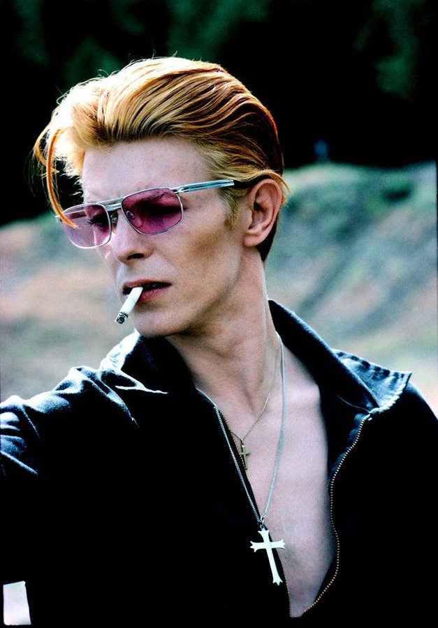 crockpics's tweet photo. David Bowie on the set of the sci-fi classic The Man Who Fell To Earth in 1976. https://t.co/L0zLfCiwUp