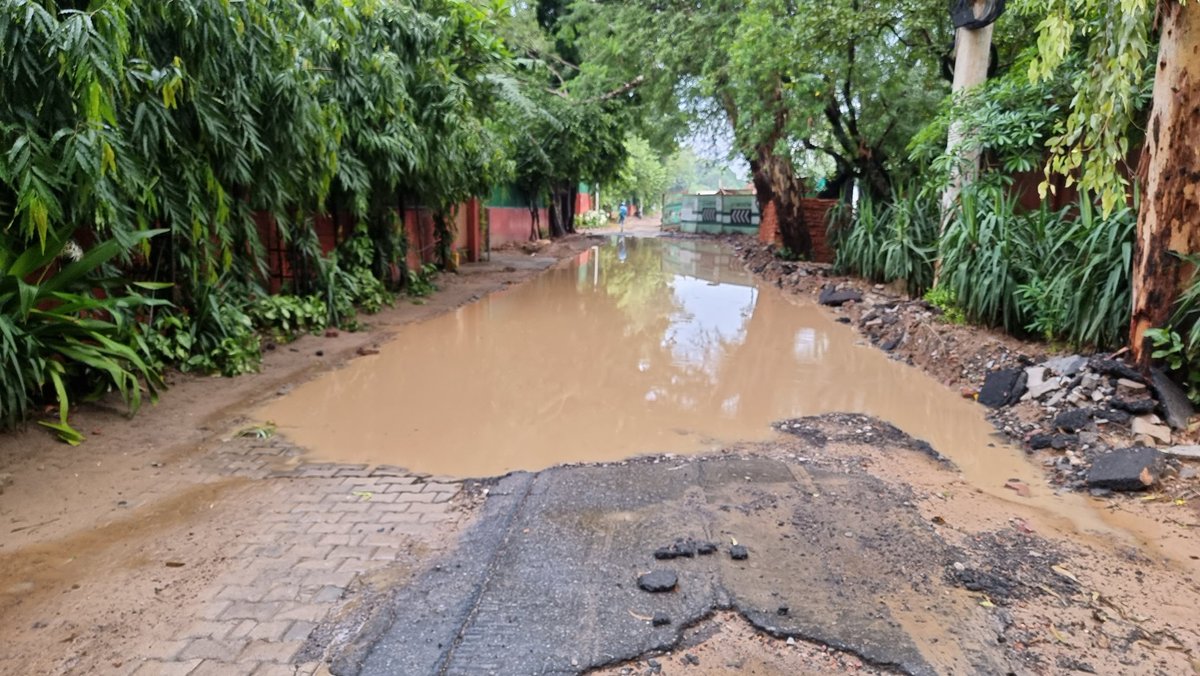 Many thanks <a href="/ArvindKejriwal/">Arvind Kejriwal</a> <a href="/NDMC/">Noah McKenna</a> for providing lovely swimming pool at my doorstep. I hope it's not a "10 Hafte" ordeal <a href="/kaka/">Kaka</a> nagar