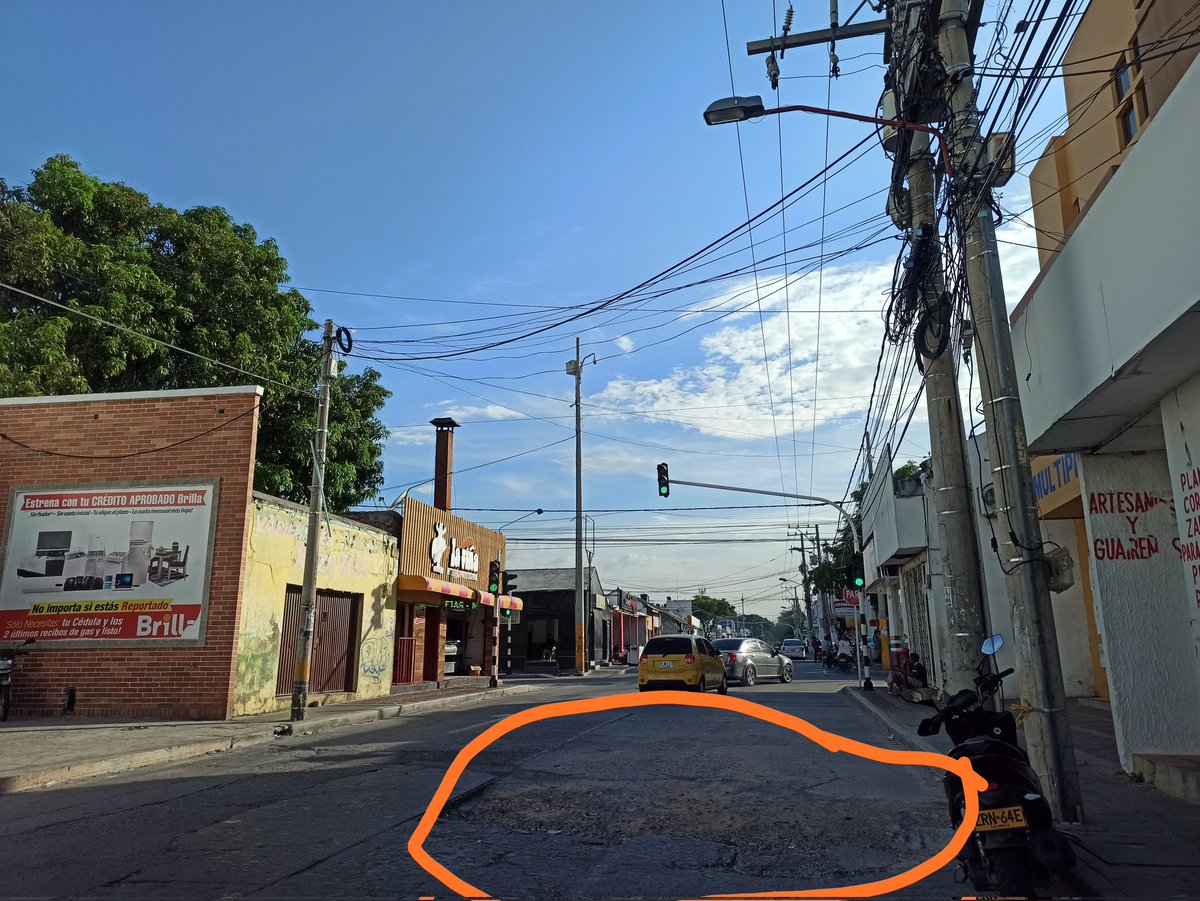 Otra vez las calles de <a href="/Valledupar_Col/">Valledupar</a>  están llenas de huecos, que falta hace el festival. Ahí maquillaban y arreglaban la ciudad...el parque lineal parece la manigua, está todo enmontado y lleno de maleza. Desidia de la administración del Mello Castro. Miren este cráter lunar.