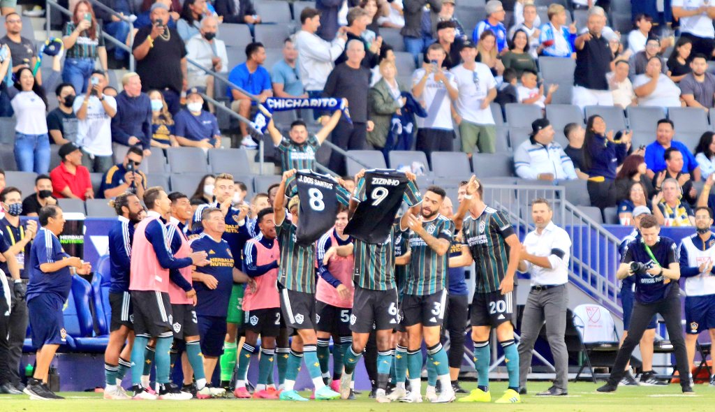 pasefiltrado's tweet photo. EL MOMENTO DE LA NOCHE 🥺🤍

Después del primer gol de #LAGalaxy, anotado por Rayan #Raveloson, los jugadores sostuvieron camisetas con los dorsales 8 y 9, en homenaje a Jonathan #DosSantos (@jona2santos) y su fallecido padre #Zizinho.

Respeto y solidaridad con la familia.

#MLS https://t.co/YN5mOZVBuL