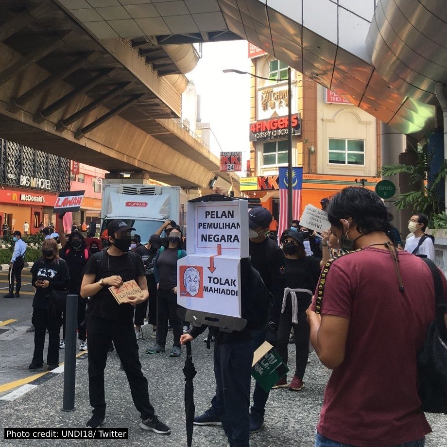 NewsBFM's tweet photo. 1. Youth activists dressed in black have begun gathering in the city centre for the #KeluarDanLawan protest today.

However, police have sealed off roads leading into Dataran Merdeka, where the demonstration is planned to be held. Roadblocks have also been set up in the city. https://t.co/hewoDsu6Lu