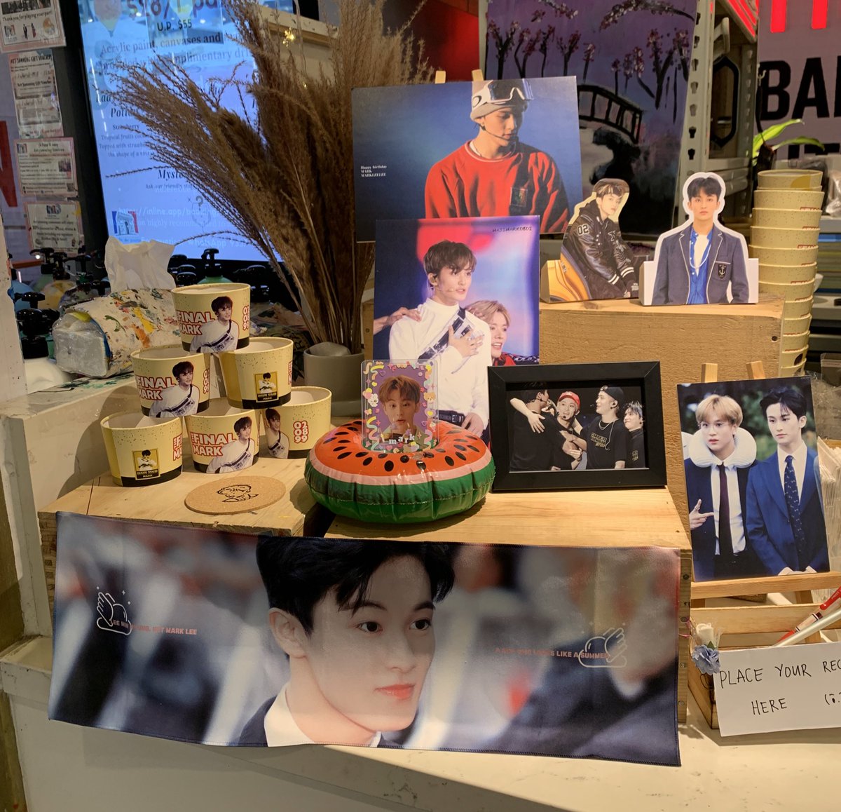 MAJIMARK0802's tweet photo. The empty area is for you to put your drinks/photocards/dolls!
Pics 2 and 3 are some examples ~
Hope you enjoy the small event โจ
#THEFINALMARK #๋ง์ง๋ง 0802
#MARK #NCT #๋งํฌ https://t.co/buGhQuDu1a