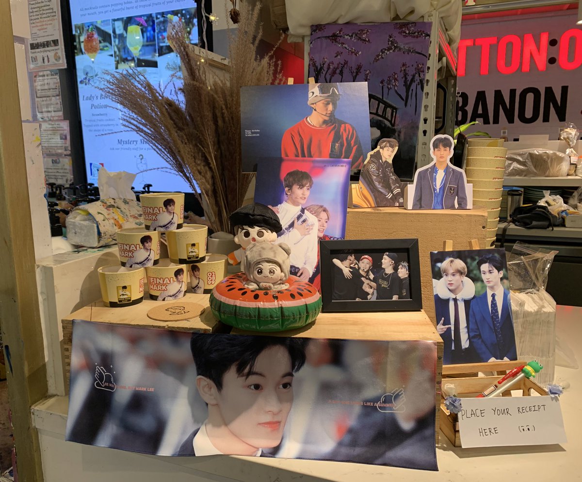 MAJIMARK0802's tweet photo. The empty area is for you to put your drinks/photocards/dolls!
Pics 2 and 3 are some examples ~
Hope you enjoy the small event โจ
#THEFINALMARK #๋ง์ง๋ง 0802
#MARK #NCT #๋งํฌ https://t.co/buGhQuDu1a