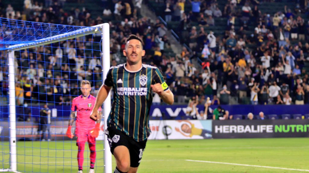 pasefiltrado's tweet photo. GANÓ, GUSTÓ Y GOLEÓ👊🏻

En una noche emotiva por los homenajes a la Familia #DosSantos, #LAGalaxy derrotó 4-1 al #Timbers, afiánzandose en el tercer lugar de Conf. Oeste.
#Raveloson, #VíctorVásquez, #Kljestan y #Grandsir convirtieron los goles angelinos.

📷: @WalterMartinezF #MLS https://t.co/9RCHVHtQZo