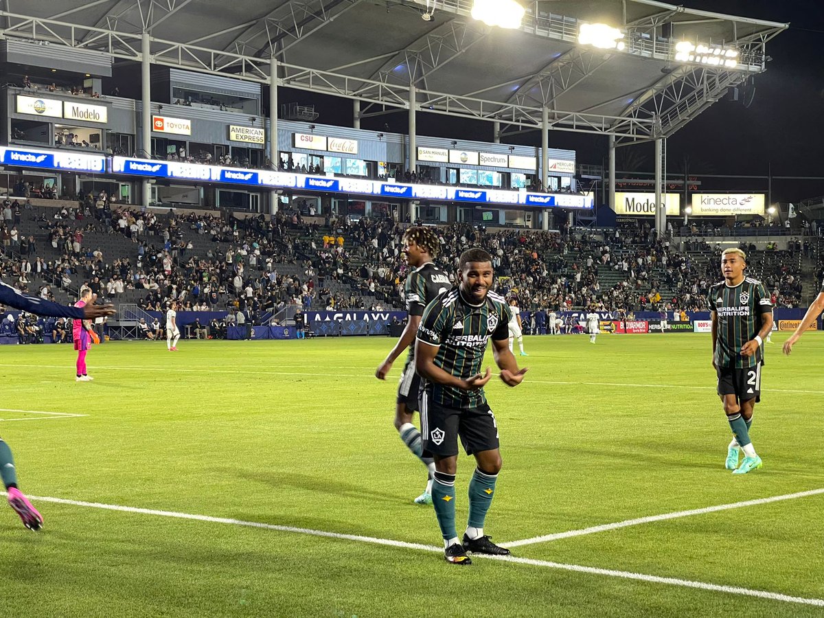 pasefiltrado's tweet photo. GANÓ, GUSTÓ Y GOLEÓ👊🏻

En una noche emotiva por los homenajes a la Familia #DosSantos, #LAGalaxy derrotó 4-1 al #Timbers, afiánzandose en el tercer lugar de Conf. Oeste.
#Raveloson, #VíctorVásquez, #Kljestan y #Grandsir convirtieron los goles angelinos.

📷: @WalterMartinezF #MLS https://t.co/9RCHVHtQZo