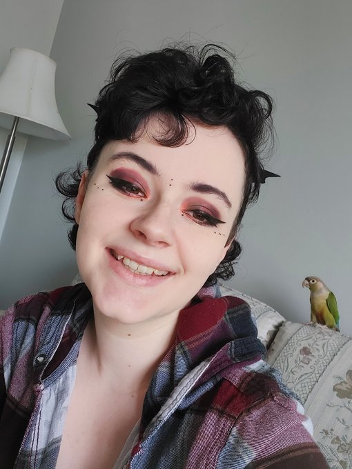 Me and my conure. I think I just love birds in general. 😪 https://t.co/bs1G2yp7HX