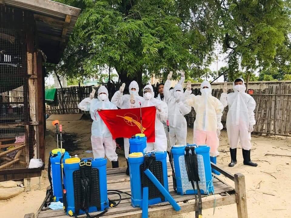 klatpri's tweet photo. In the Taunglatt area of Ayadaw Township, young volunteers carried out spraying disinfectant in the village to protect Covid-19 and also protested against military dictatorship.
#SupportPDFForMyanmar   #WhatsHappeningInMyanmar #July31Coup https://t.co/0EzY8uKFFy