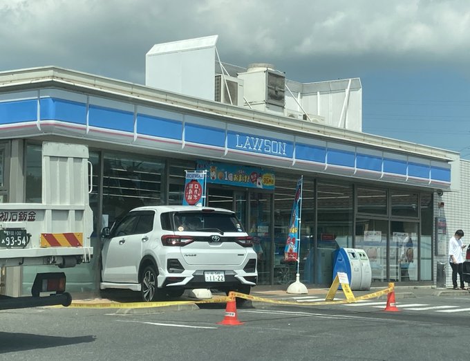 ダイナミック来店 流山市青田で事故 ローソン流山青田店に車が突っ込む事故現場の様子 7月31日 まとめダネ ダイナミック来店 流山市青田で事故 ローソン流山青田店に車が突っ込む事故現場の様子 7月31日 まとめダネ