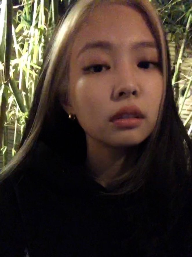 jnhourIy's tweet image. thinking about this jennie kim