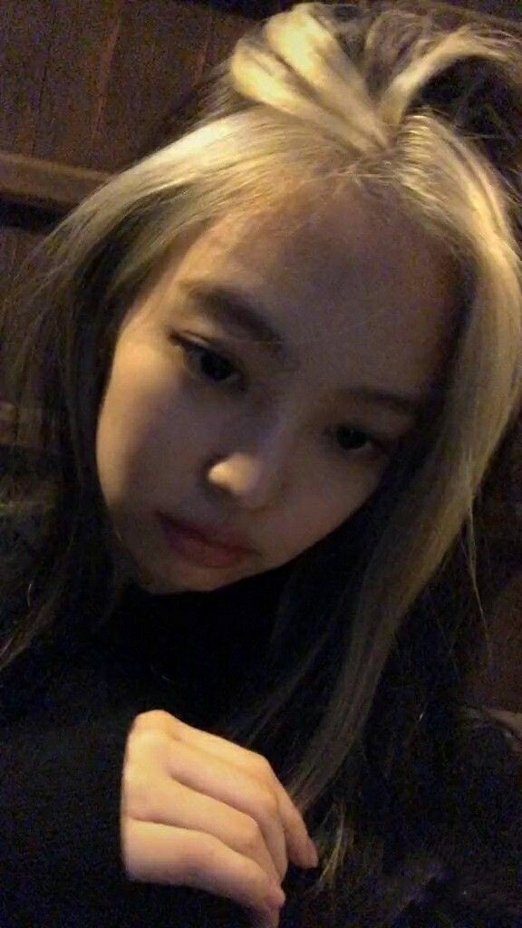 jnhourIy's tweet image. thinking about this jennie kim