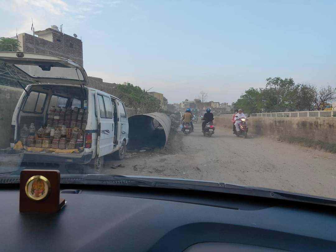 manishsrs's tweet image. @DelhiJalBoard @Sanjeev_aap @msisodia @ArvindKejriwal यह बड़ा सा पाइप मुकुंदपुर से बुराड़ी ट्रांसपोर्ट अथॉरिटी के रास्ते में कई सालों से बेकार पड़ा हुआ है, रास्ता इतना खराब है की चलना मुश्किल है, अब तो उसकी आड़ में एक वैन वाला अपना दुकान लगा रहा है, कृपया इसको यहां से हटाया जाए