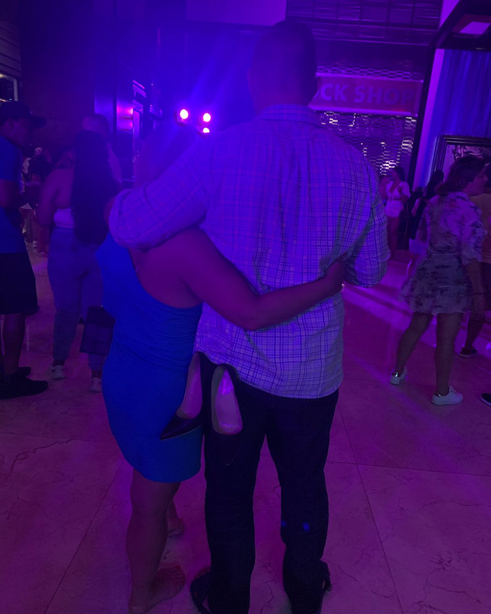 nildarosario's tweet photo. Cuando ya no puedes más y tu Esposo te carga los zapatos Buenos noches .Aquí estamos #puntacana @chefmichaelo #republicadoninicana🇩🇴 #megainvasion @delta #eljukeo979nyc
@hrhcpuntacana
@cabanillaslaw
@alticeUSA
#HRHCPuntaCana
#delta https://t.co/VDOpXNIrKB