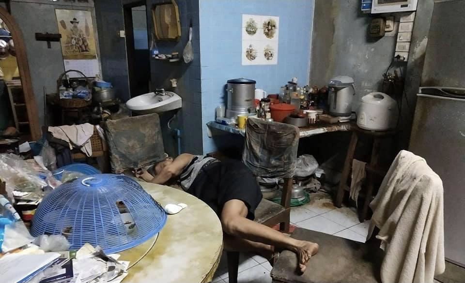 ขอโทษที่ทำให้วันของคุณสดใสน้อยลง แต่นี่คือเรื่องที่เกิดขี้นจริงในประเทศนี้ เมื่อสองวันก่อน เจ้าหน้าที่ได้รับแจ้งว่ามีกลิ่นเห็นโชยมาจากบ้านหลังหนึ่ง ภายในพบสามพี่น้องนอนอยู่บริเวณโต๊ะกินข้าว สองคนเสียชีวิตมาหลายวันแล้ว อีกคนหายใจรวยริน สิ่งที่น่าหดหู่ที่สุดคือเพื่อนบ้านเล่าว่า (1)