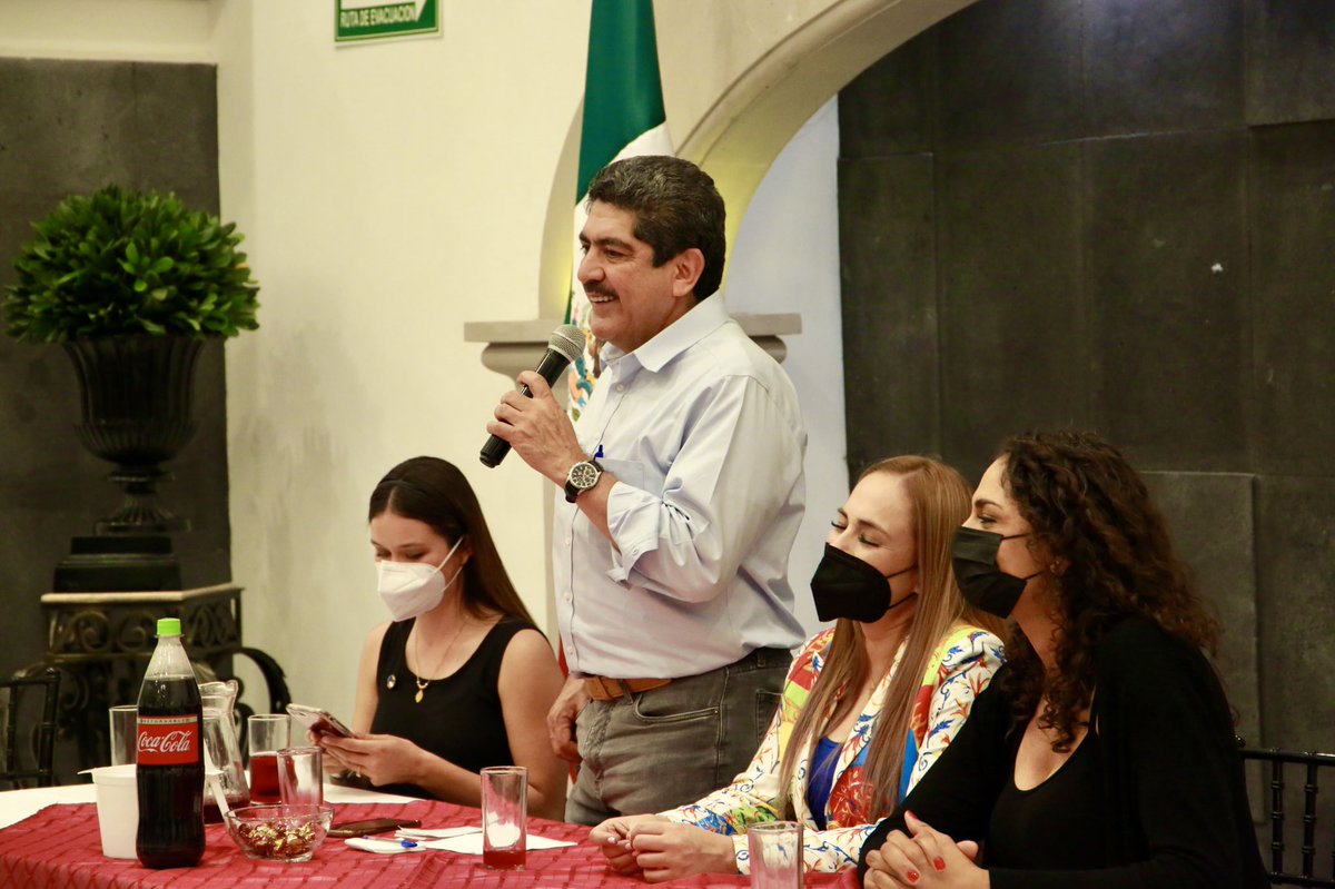 Ruta5_Durango's tweet photo. Fructífera la reunión del presidente de @ruta5oficial, @ManuelEspino, con profesionistas y empresarios; con la voluntad y talento crecemos día a día.
#LaRutaCorrecta
#4T
#4taTransformación
#RutaCinco https://t.co/vqyYha6blZ