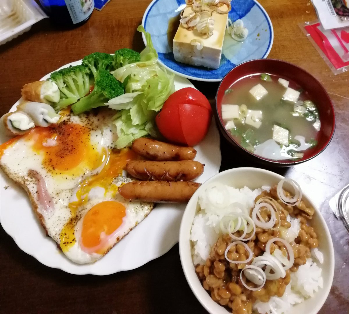 朝昼兼用ご飯。ハムエッグの爆撃失敗です。カレーをカビさせちゃったから今日明日の献立に影響が。今晩はまた肉じゃがかな?芋と玉ねぎの消費作戦発動中。 