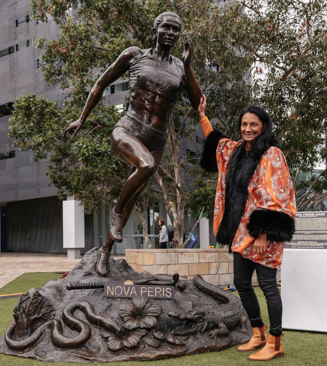 NovaPeris's tweet photo. 450kg of Bronze, 2.6m high!
#novaperis #dreamwalker #olympian #athlete #hockey #athletics #trackandfield #bronzestatue #bronzesculpture #gillieandmarc #statuesforequality #jandamarracadd https://t.co/nLHxJIYe90