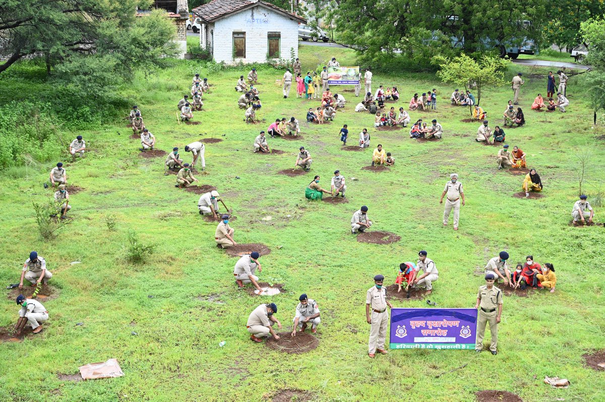 4_crpf's tweet photo. plantation drive at 4 signal NEEMUCH #CRPFGreenBootPrints #CAPFEcoWarriors #CAPFGreenWarriors #PrakritikePehredar
#SaveNatureSaveFuture #Forest4Future https://t.co/a7hl3fAw7r