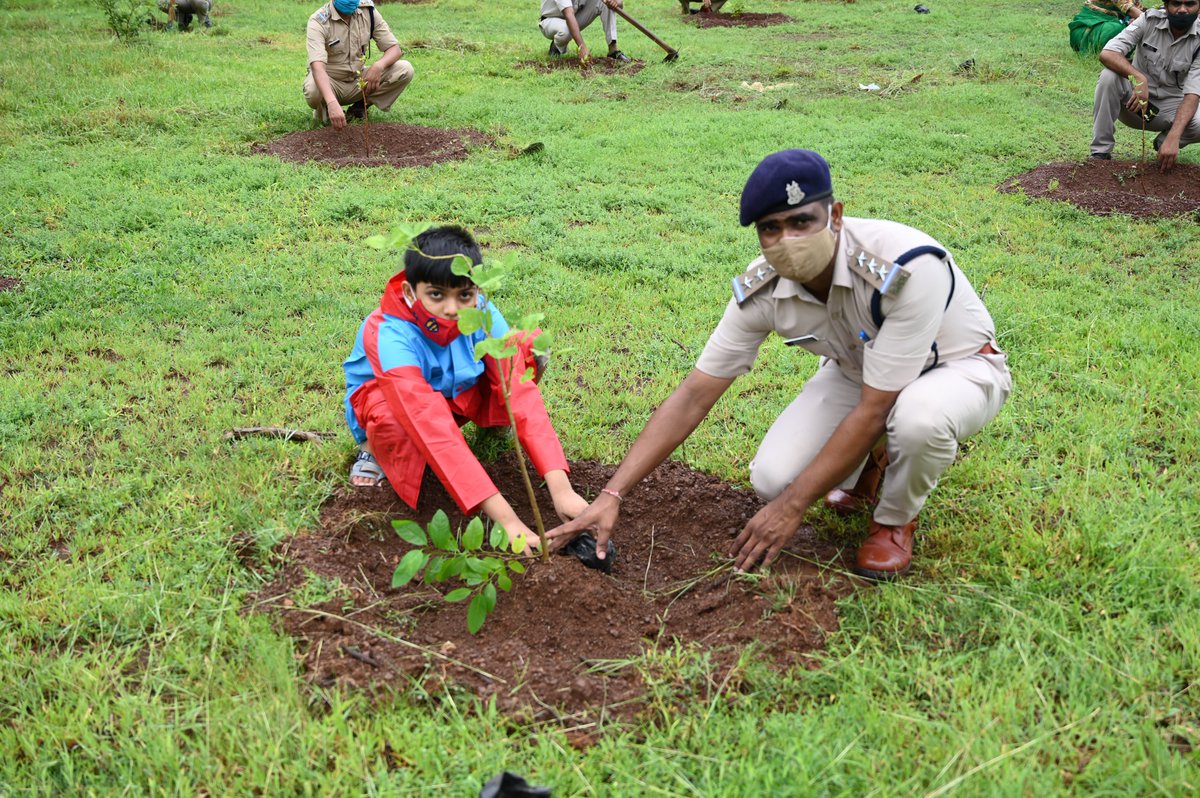 4_crpf's tweet photo. plantation drive at 4 signal NEEMUCH #CRPFGreenBootPrints #CAPFEcoWarriors #CAPFGreenWarriors #PrakritikePehredar
#SaveNatureSaveFuture #Forest4Future https://t.co/a7hl3fAw7r