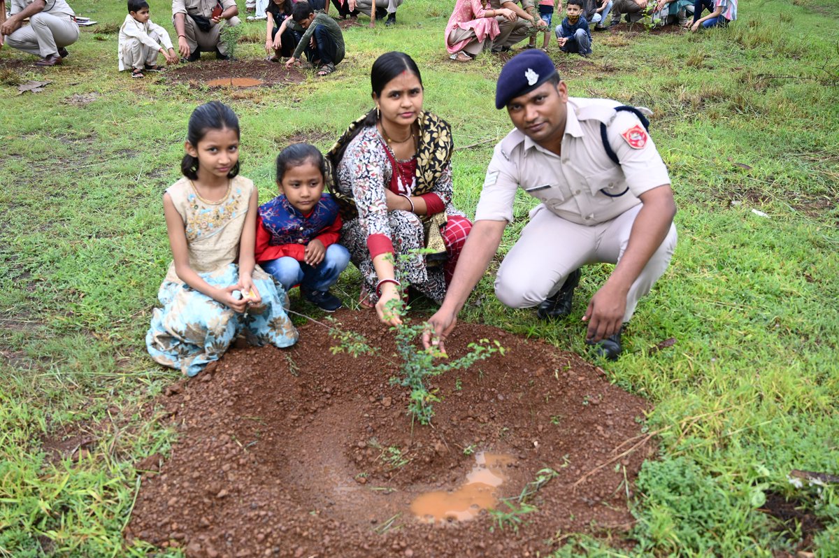4_crpf's tweet photo. plantation drive at 4 signal NEEMUCH #CRPFGreenBootPrints #CAPFEcoWarriors #CAPFGreenWarriors #PrakritikePehredar
#SaveNatureSaveFuture #Forest4Future https://t.co/a7hl3fAw7r
