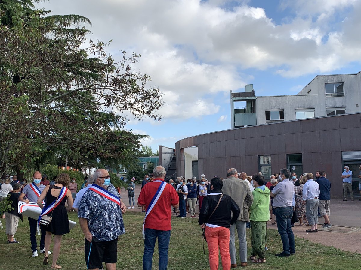 acharpentier85's tweet photo. #Lucon #Hopital #Urgences 
La Mobilisation se poursuivait ce vendredi aux urgences de l’Hopital de Luçon. Les élus, l’ADSP et les habitants ont montré leur attachement à un service de soins proche de chez eux et accessible à chaque instant. https://t.co/6qqQ14mFcP