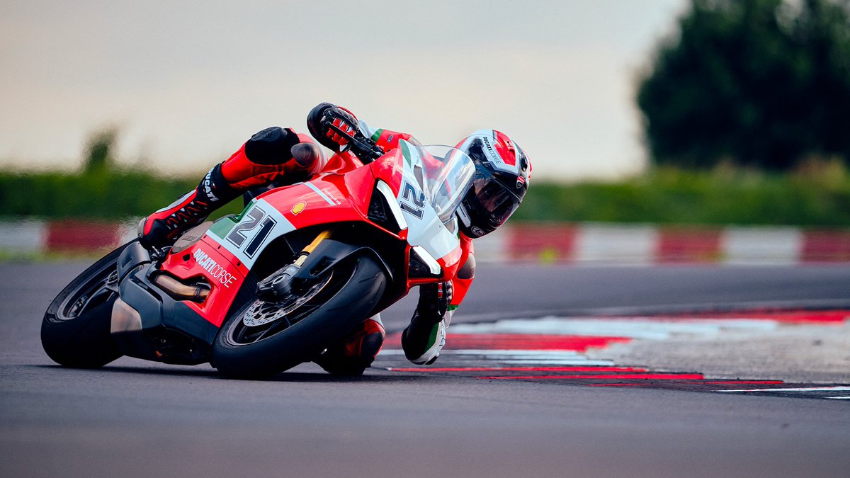 bikeindia's tweet image. Ducati unveil a special limited-edition Panigale V2 1st Championship 20th Anniversary edition. The bike is an homage to Troy Bayliss who won his first championship in 2001 astride the 996 R.
@DucatiMotor @Ducati_India 
#DucatiPanigaleV2 #TroyBayliss