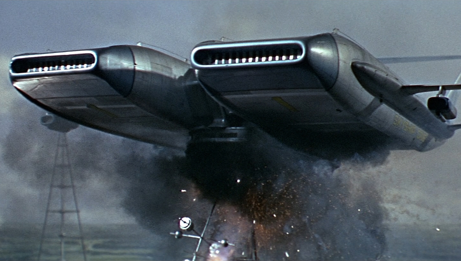 Newline Corp サンダーバード6号 はtv版第29話 恐怖の空中ファッションショー が物語のベースだが クライマックスのスカイシップ ワン救出劇のモチーフは1930年に起きたイギリス 飛行船r101の墜落事故 48名というヒンデンブルグ号爆発を上回る犠牲者