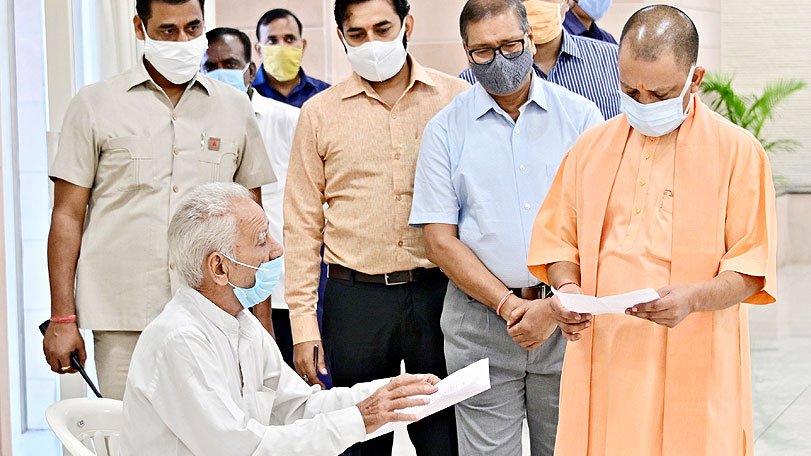 myogioffice's tweet photo. सतत विकास व न्याय के प्रति समर्पित @UPGovt

मुख्यमंत्री श्री @myogiadityanath जी महाराज ने आज लखनऊ स्थित अपने सरकारी आवास पर 'जनता दर्शन' में आए लोगों की समस्याएं सुनीं।

महाराज जी ने अधिकारियों को समस्याओं के तत्काल निस्तारण हेतु निर्देशित किया। https://t.co/R2x1sUd88r