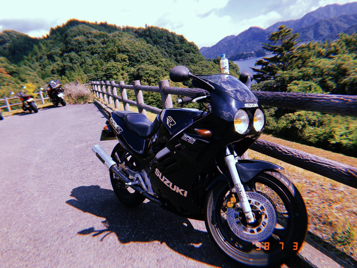 Ta__k_u__'s tweet photo. 宮ケ瀬に来たよぉ
暑すぎ。

 #GSX250R  #旧車  #宮ケ瀬 https://t.co/iyYuVks7Em