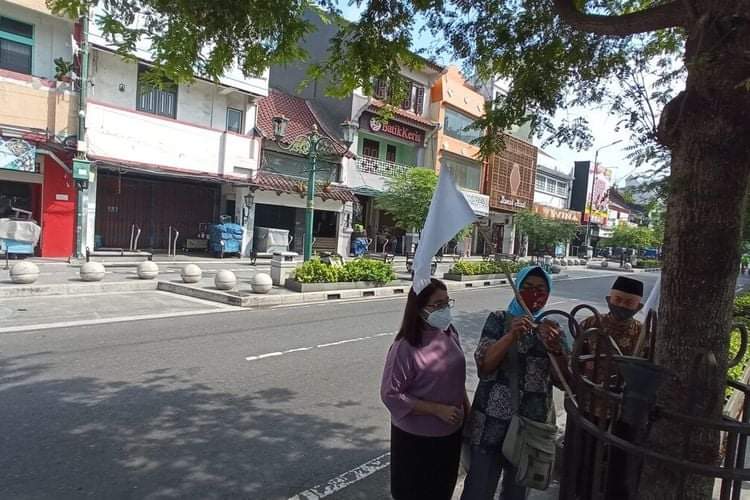 QaulanSyaqila's tweet photo. Mereka kibarkan bendera Putih bukan Melawan tp mereka LELAH!! #PakdeKibarkanBenderaPutih
(📷 Malioboro) https://t.co/IElDSqAran