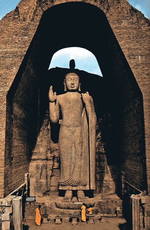 thecosmicpoet's tweet photo. Sri Lanka has one of the most unique mudras of Buddha. Gandhara and Sri Lanka were the first places where Dhamma got flourished. Today the oldest living Buddhist tradition is found in Sri Lanka. ☸️🇱🇰 https://t.co/yxagYfKukv