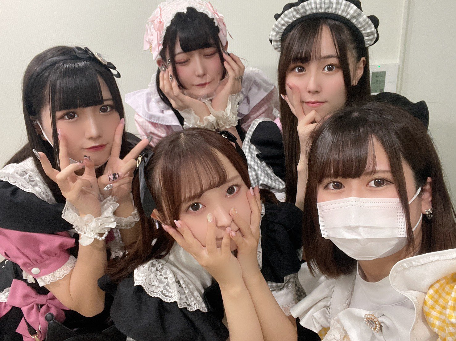 異世界メイドカフェ ショコラ 公式 本日もオープンしました めるも15 りさぴ15 まほ15 れいな15 さやね15 すーも17 でお待ちしております ᐢ ˬ ᐢ T Co R4r2osg8jo Twitter