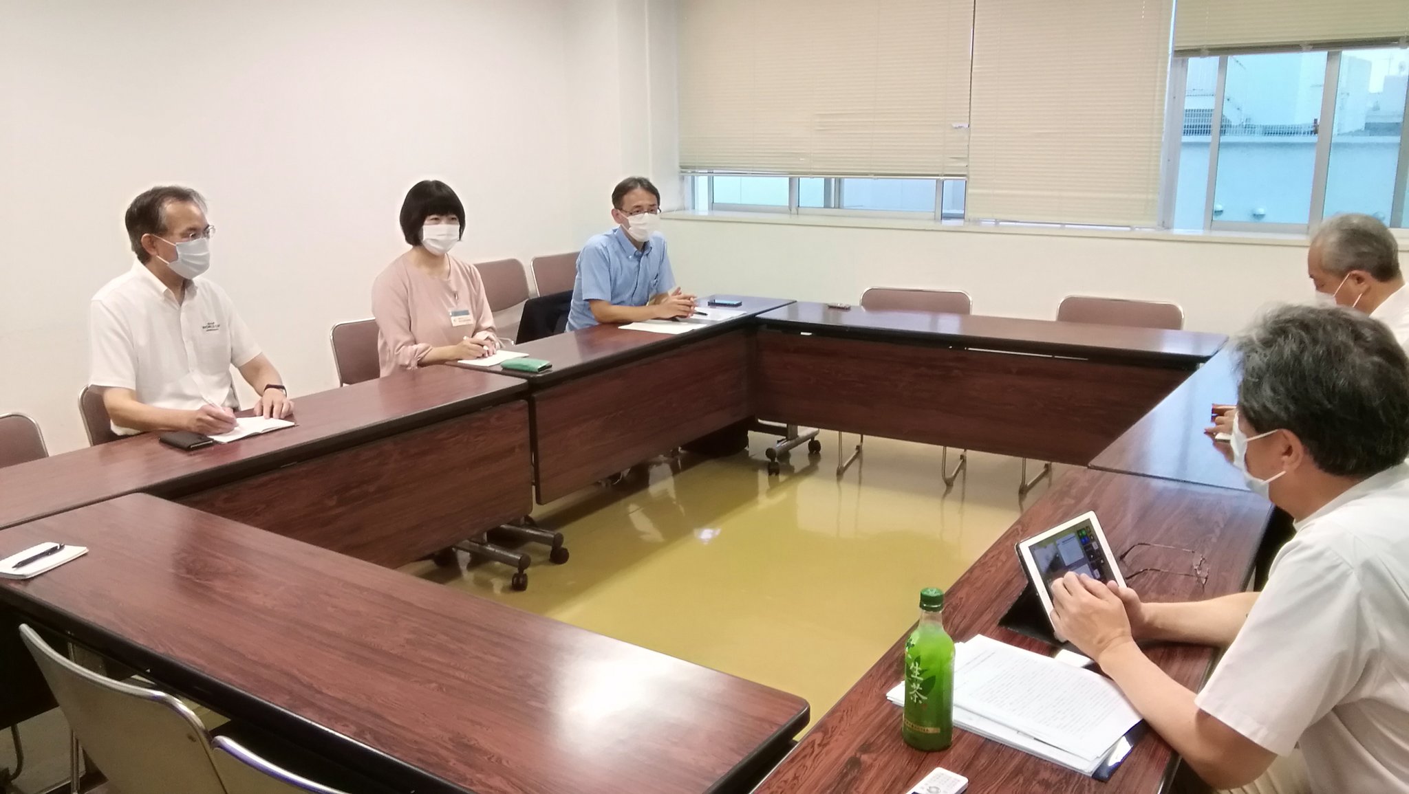 塩川鉄也 埼玉協同病院の増田剛院長と懇談 梅村さえこ衆院北関東比例予定候補 村岡正嗣県議と一緒に 自宅療養者や入院 宿泊療養調整中の感染者が急増 在宅死は決して出さないという思いで取り組んでいる 五輪開催による負のメッセージは大きい 五輪
