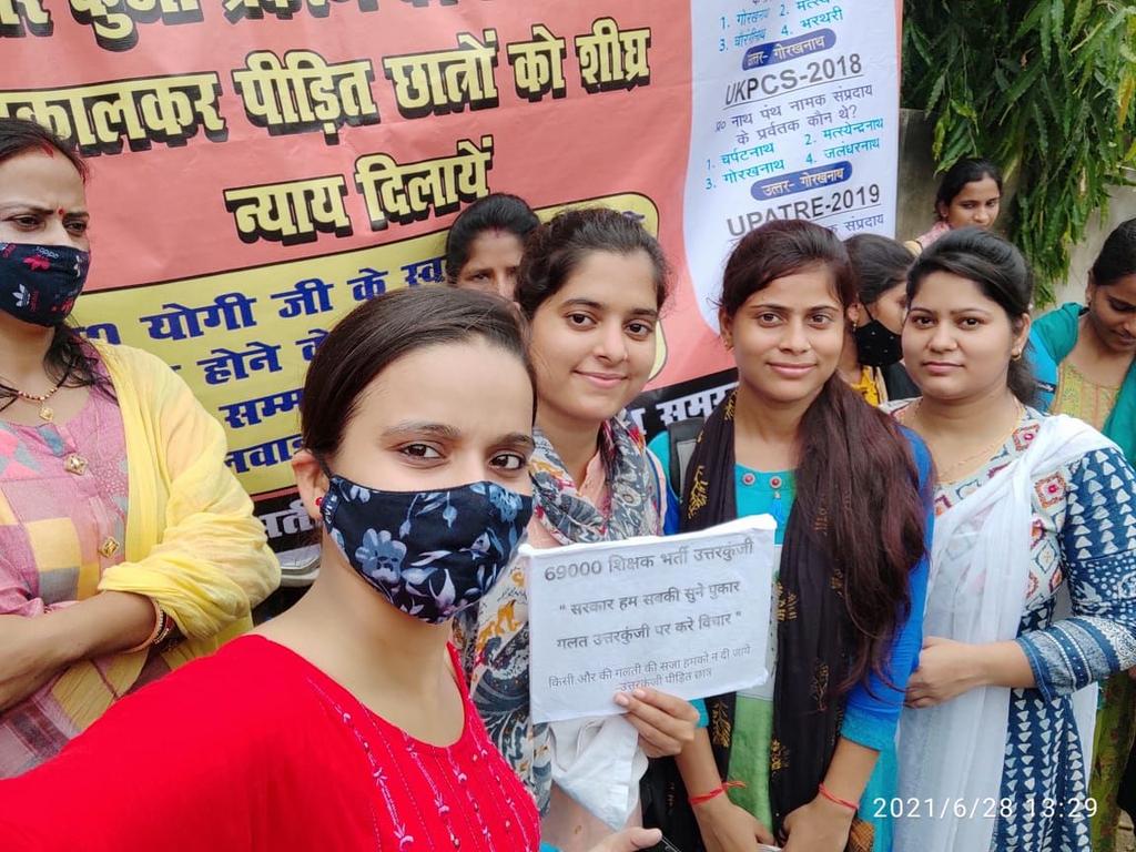 CSShekhar2's tweet photo. #घमंड न करना जिंदगी में, #तकदीर बदलती रहती है.
#शीशा वही रहता है,बस #तस्वीर बदलती रहती हैं.. 
#2022_में_खेला_होवे

#69k_wrong_answer_key 
#69k_उत्तरकुंजी_मामला_निस्तारण_करे  #हमारी_फरियाद_69k_उत्तरकुंजी_विवाद
@myogiadityanath 
@myogioffice 
@CMOfficeUP 
@UPGovt
@GorakhnathMndr https://t.co/pF5vkZ9qQB