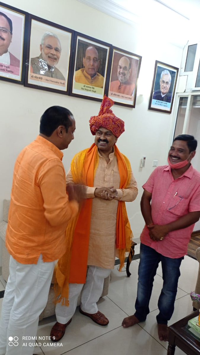 मा.केंद्रीय गृह राज्य मंत्री श्रीअजय कुमार मिश्रा जी को पगड़ी बांधकर लाखों शिक्षामित्र एवं उनके परिवारों के तरफ से हमारे स्वागत बंधन अभिनंदन करता हूं... 
हमारे साथ संजय कुमार मिश्र,अनूप कुमार मिश्र,विनय वर्मा,संतोष मिश्र,राणा प्रताप सिंह,राजकुमार शाही...