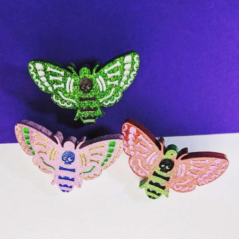 DandyIntrovert's tweet image. Just one of my 5⭐️ reviewed items that’s available right now in my Etsy shop. The Death’s-Head Hawkmoth pin is one of my favourites! £6.50 each which includes U.K. p&amp;amp;p etsy.me/3ietx8r #handmadehour #UKMakers #deathsheadhawkmoth