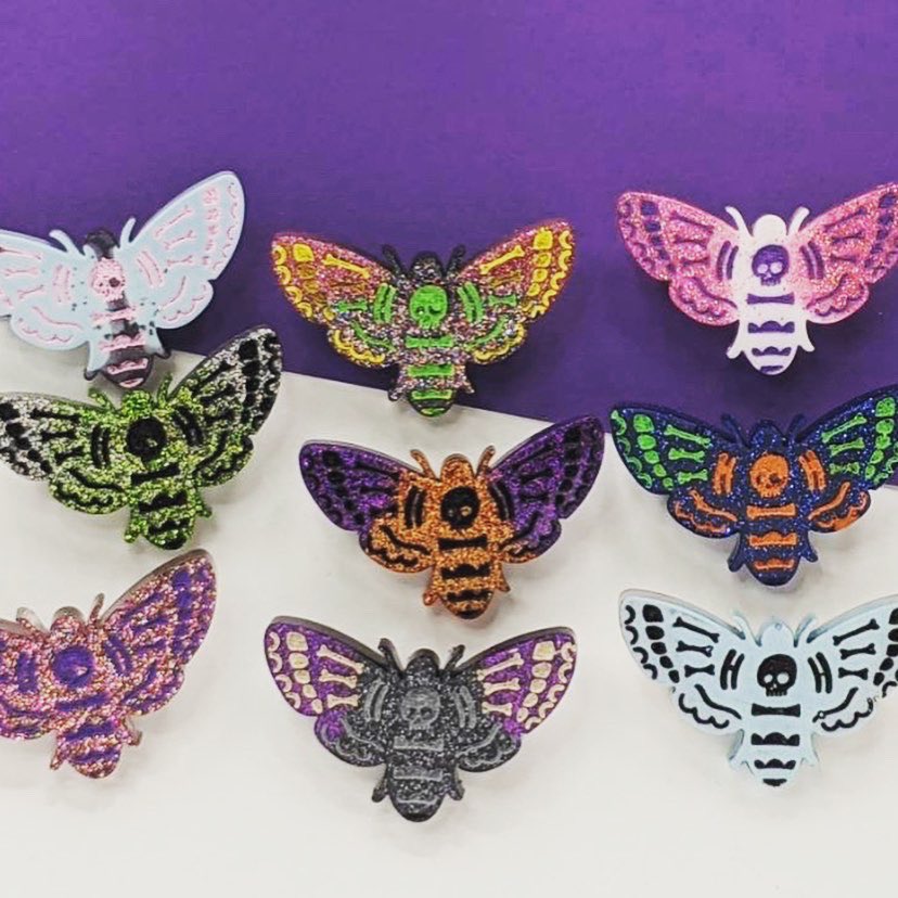 DandyIntrovert's tweet image. Just one of my 5⭐️ reviewed items that’s available right now in my Etsy shop. The Death’s-Head Hawkmoth pin is one of my favourites! £6.50 each which includes U.K. p&amp;amp;p etsy.me/3ietx8r #handmadehour #UKMakers #deathsheadhawkmoth